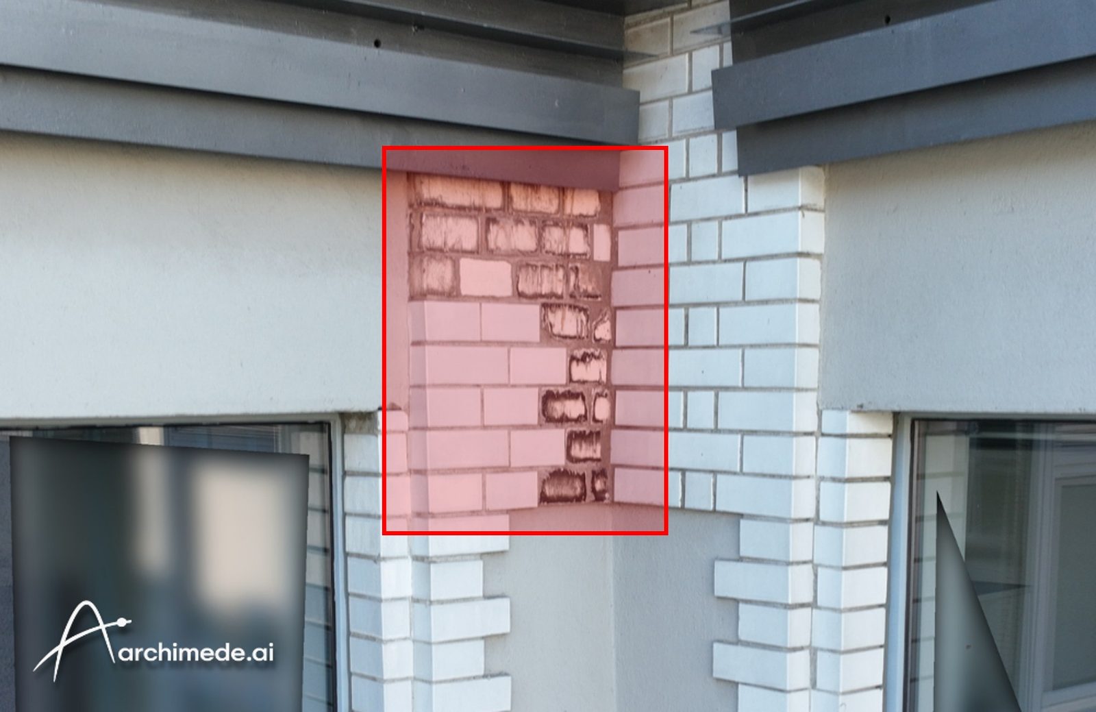 Rot markierter Fassadenschaden an einer Klinkerecke; ein Fenster ist zum Datenschutz automatisch unkenntlich gemacht